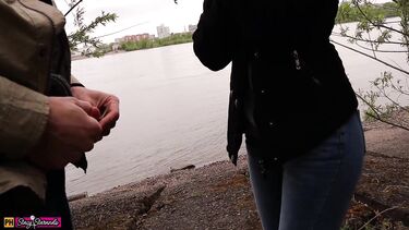 Минет в лесу: Шлюховатая русская студентка сосет член и трахается на природе с сокурсником