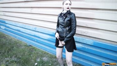 Stacy Starando: Парень кончил в трусики своей девушки после секса возле железной дороги