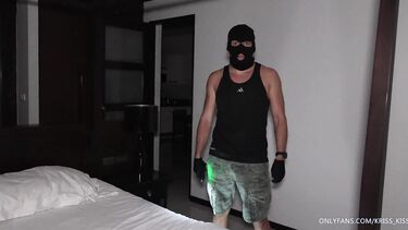 Грабитель: Грабитель в маске ворвался в дом Крисс Кисс и наполнил спермой ее писечку
