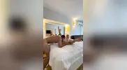лижет киску на кровати