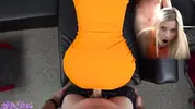 насаживает на хуй на диване
