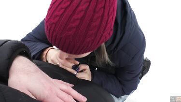 Letty Black: Отсасываю своему парню зимой в городском парке и глотаю сперму