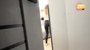 подглядываю в приоткрытую дверь