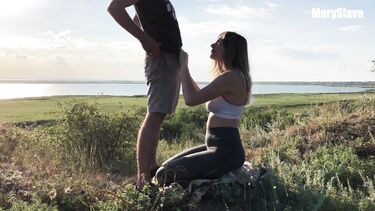 Трахаемся с подружкой в деревне на природе во время заката