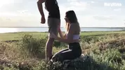 сосет член на коленях на земле