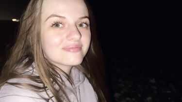 Katy Milligan: Работящая девушка зарабатывает деньги делая минет незнакомому парню с пляжа