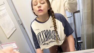 Минет перед зеркалом: Русская молодежь познакомилась на перроне и перепихнулась в туалете поезда