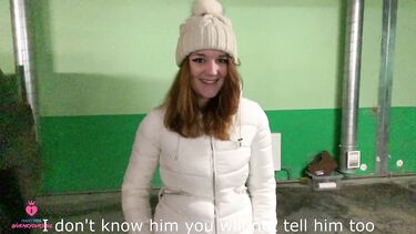 За деньги: Русская девка изменяет своему парню делая незнакомцу минет за деньги на паркинге
