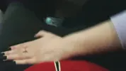 показала сиськи в холле кинотеатра