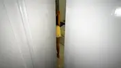 подглядывает как переодевается