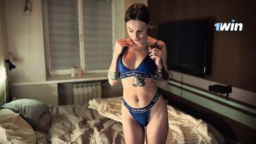 YunaverseX: Мужик трахает тату брюнетку после глубокого отсоса вниз головой