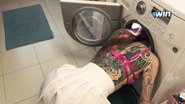 YunaverseX: Сосед трахнул раком застрявшую в стиралке девушку с татуировками