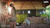 девугка хиппи пристает к незнакомцу