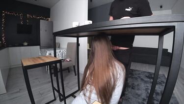 Соседка строчит минет под столом перед аналом