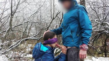 Минет в лесу: Телка с завязанными глазами сосет хуй зимой у горной реки