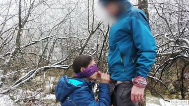 В одежде: Телка с завязанными глазами сосет хуй зимой у горной реки