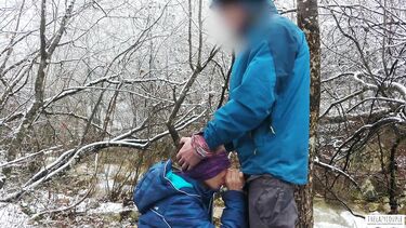 Завязанные глаза: Телка с завязанными глазами сосет хуй зимой у горной реки