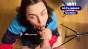получает сперму в рот и глотает добычу