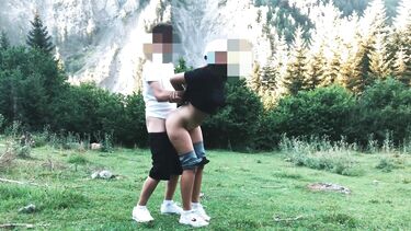 Студентка в лосинах и ее парень занялись любительским сексом на природе