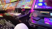 девушка снимает игромана в казино
