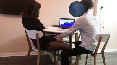 Стеснительная секретарша ломалась, но была оттрахана на офисном столе