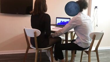 Стеснительная секретарша ломалась, но была оттрахана на офисном столе