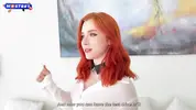 парень вынимает затычку из очка риэлторши