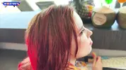 трахает барменшу раком