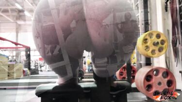 Спортсменки: Анальная давалка растягивает руками пасть для ебли в глотку