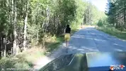 спортсменка садится в машину незнакомца