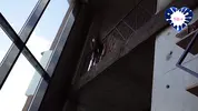 парень ласкает под юбкой девушку с застрявшей головой