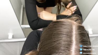 Застрял в лифте с соседкой и трахнул ее после минета