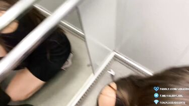 Застрял в лифте с соседкой и трахнул ее после минета