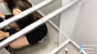 Застрял в лифте с соседкой и трахнул ее после минета