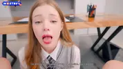 стреляет спермой на лицо школьницы
