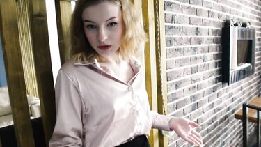 Раком в чулках: Русская риэлторша выбивает комиссионные минетом и пиздой