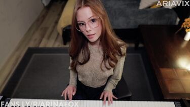 Способная ученица учится играть на фортепиано и прыгать на члене преподавателя