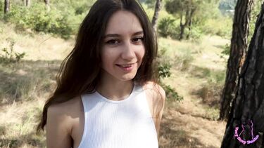 Минет в лесу: Мужик развел на секс в лесу молоденькую красивую потеряшку