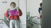 девушка надевает шорты подруги