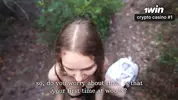 опускается на корточки и делает минет