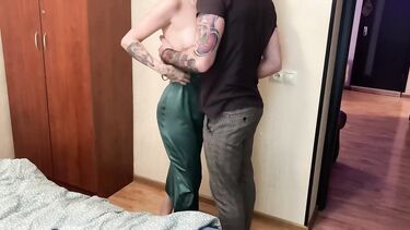 Неверная жена жадно отсасывает член другу мужа