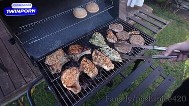 обратная наездница: Отдыхая на даче, пожарили мясо и отжарили новых соседок в сексе вчетвером