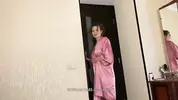 мачеха в халате успокаивает парня перед сном