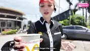 неуклюжая сотрудница Мака нарывается на секс