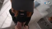 курьерша в кепке сосет хуй клиенту