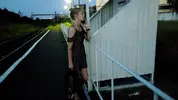 знакомится с девушкой в платье на перроне