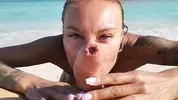 на пляже сосет хуй крупным планом