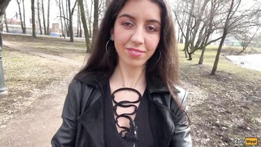 Публичное порно: Сосет член в парке и гуляет со спермой на лице