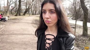 На улице: Сосет член в парке и гуляет со спермой на лице