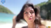 гуляет по пляжу рядом с отдыхающими со спермой на лице